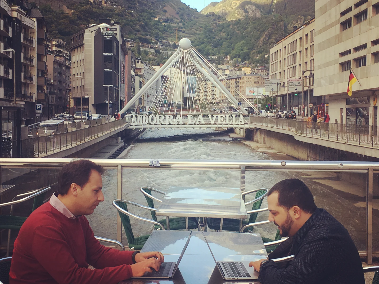 El equipo de Digital4Andorra trabajando en Andorra la Vella, frente al puente de París